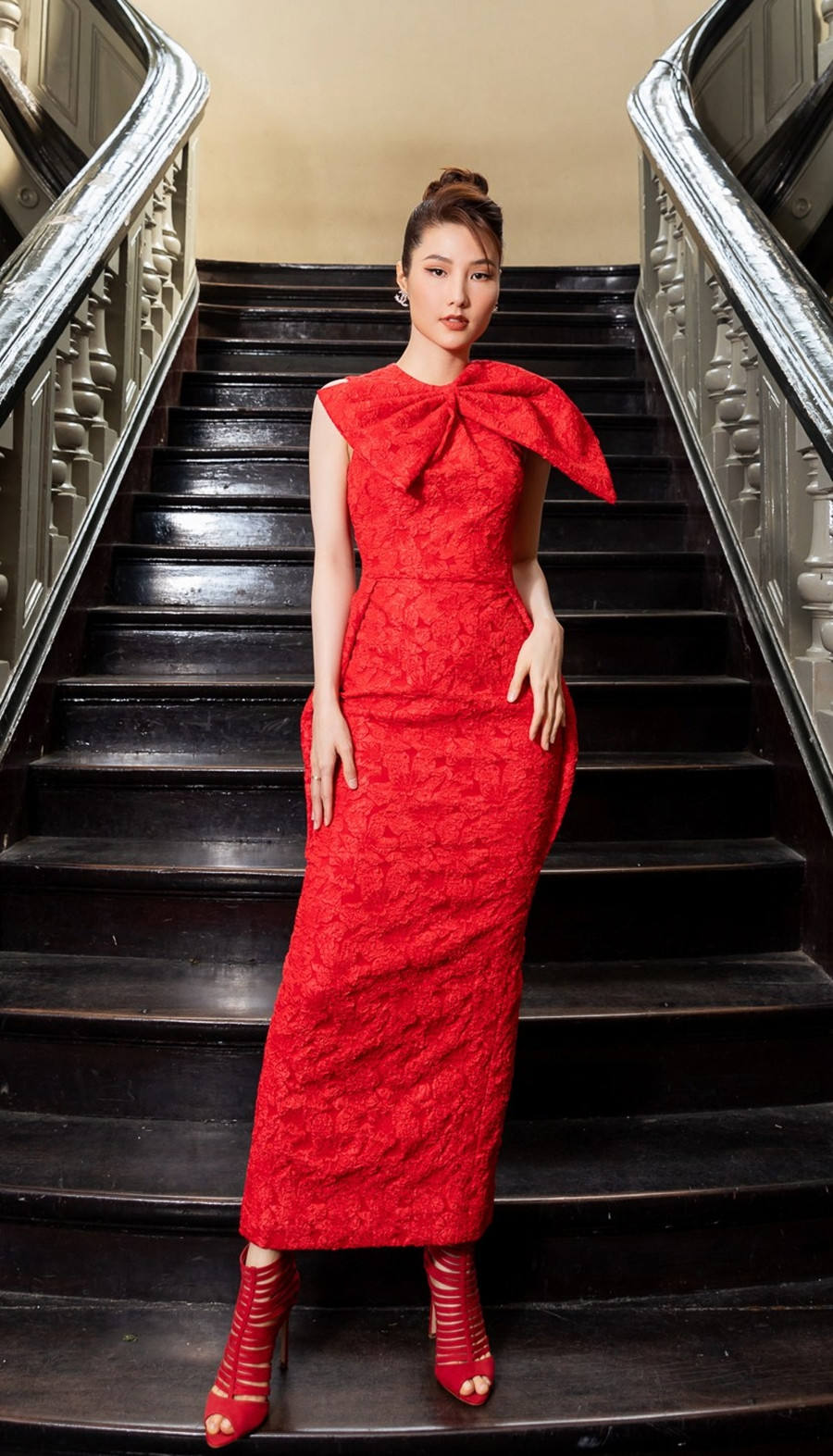 Hoa hậu Đỗ Thị Hà, Tiểu Vy khoe vai trần trong show thời trang với dress code đỏ rực ảnh 13