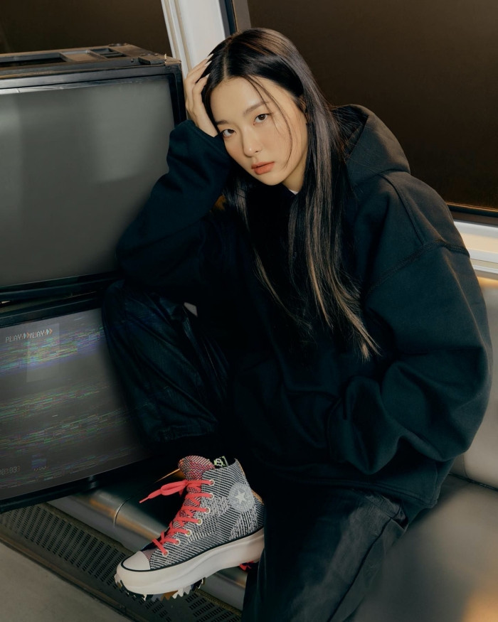 Seulgi (Red Velvet) siêu ngầu trong loạt ảnh quảng cáo cho mẫu giày mới của Converse All Star ảnh 11