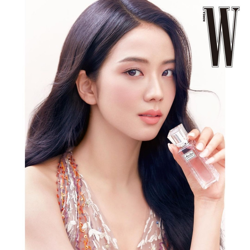 Cùng quảng cáo nước hoa Dior, hai đại sứ Jisoo (BLACKPINK) và Angela Baby lại được đem ra so sánh ảnh 3