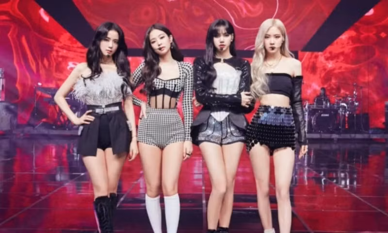 Stylist BLACKPINK gây sốc nặng vì cắt một chiếc váy cưới tuyệt đẹp thành áo quây cho Jisoo ảnh 3