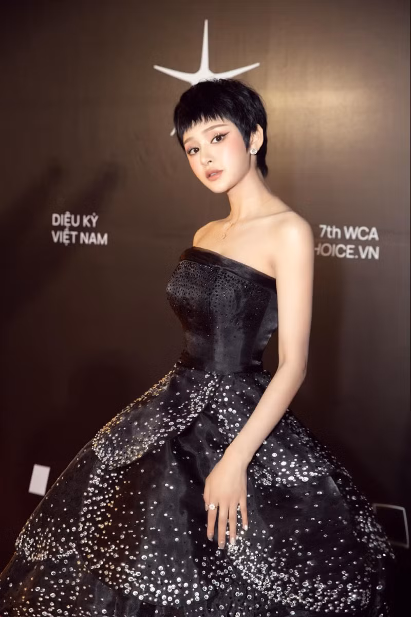 Mỹ nhân tuổi Sửu: Học cách mix đồ bình dân với hàng hiệu cao tay như “búp bê” Hiền Hồ ảnh 11