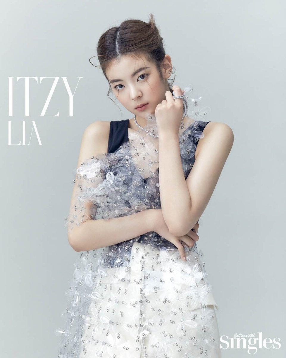 ITZY tung bộ ảnh tạp chí đầu năm, ảnh từng thành viên được khen tới tấp nhưng ảnh bìa cả nhóm bị chê tơi tả ảnh 4