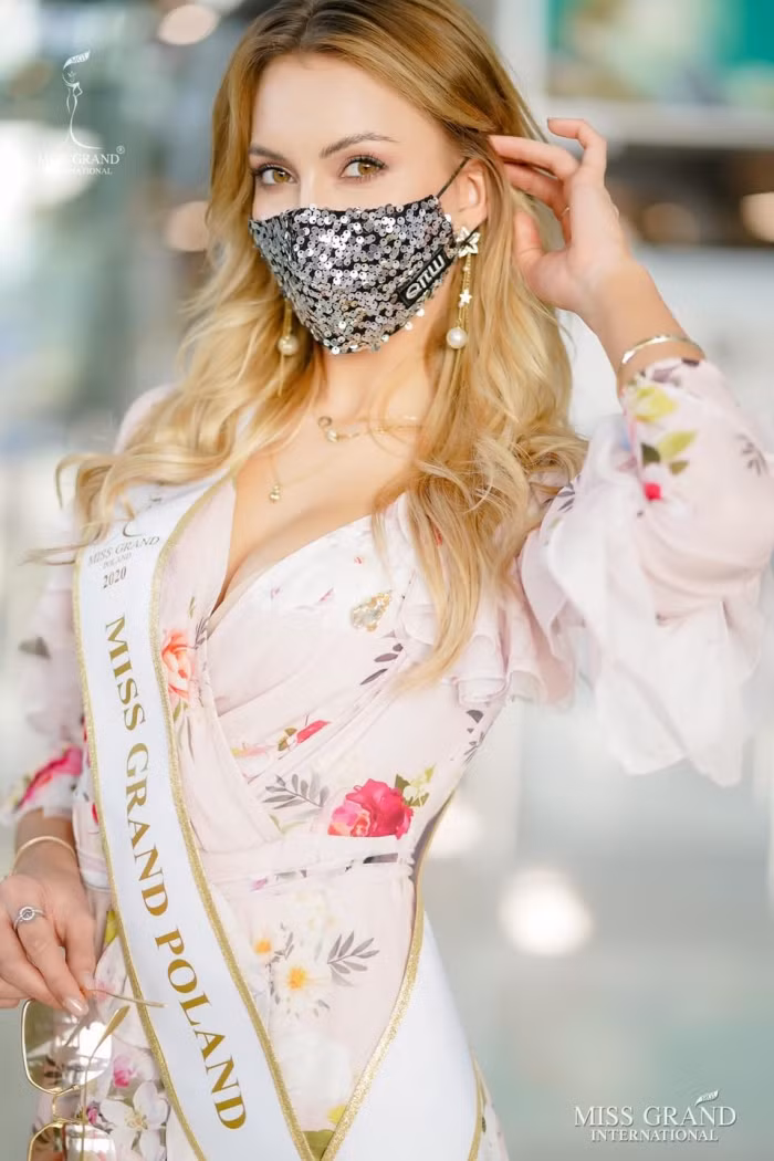 Muôn hình muôn vẻ các loại khẩu trang từ dàn đối thủ của Ngọc Thảo tại Miss Grand International 2020 ảnh 3