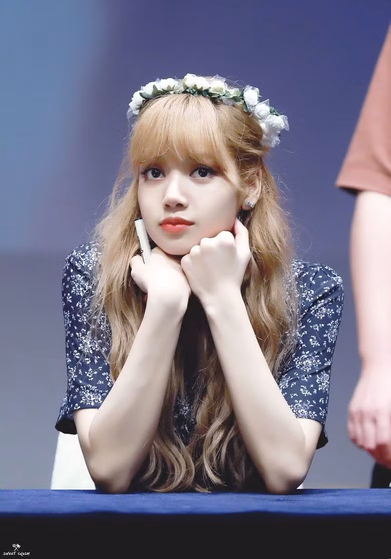 Hóa ra lý do Lisa BLACKPINK luôn để tóc mái là để tạo điểm nhấn đặc biệt này cho khuôn mặt ảnh 4