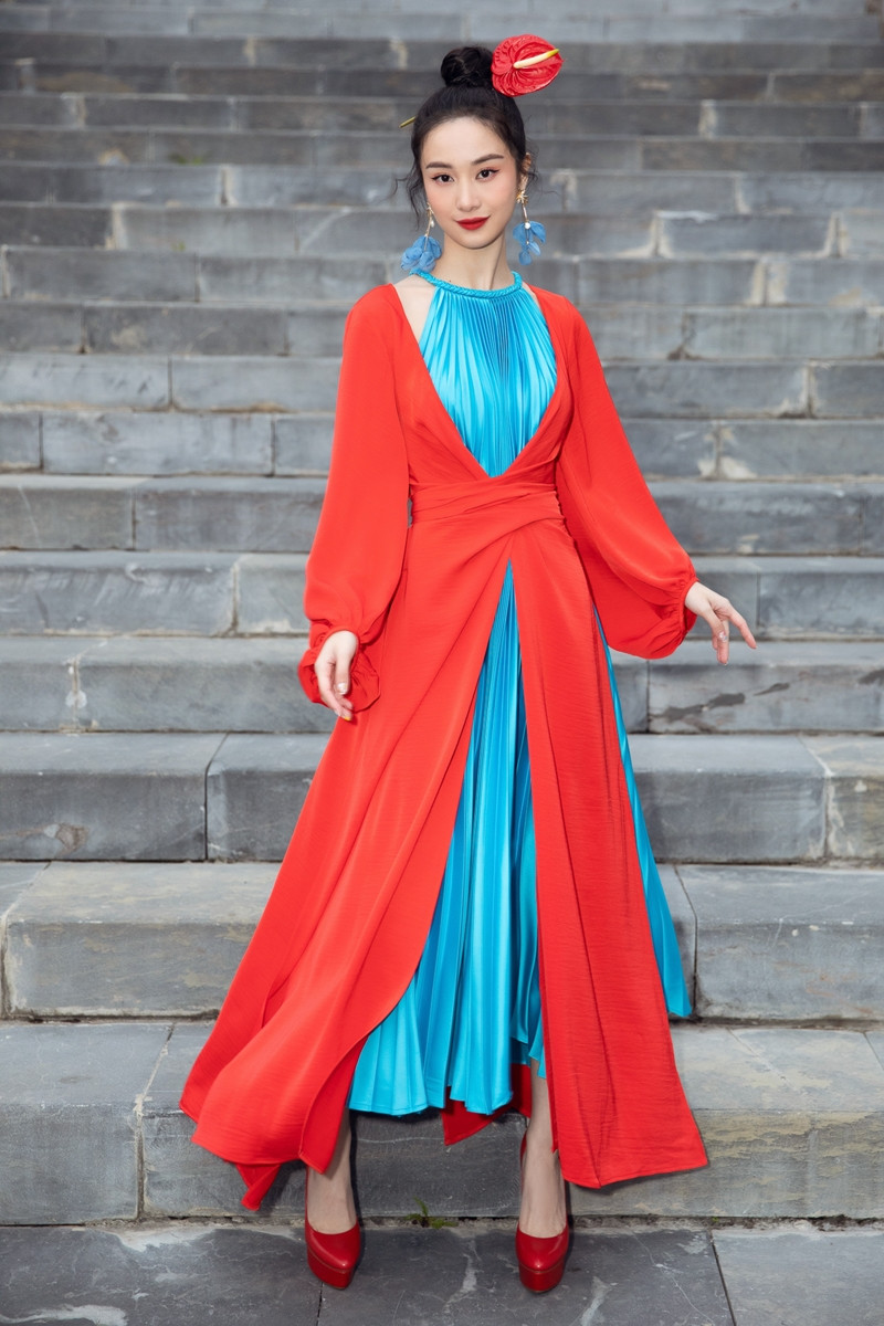 Hoa hậu Tiểu Vy, Mỹ Linh, Hương Giang, Chi Pu khoe thần thái trong cái lạnh dưới 10 độ ảnh 12