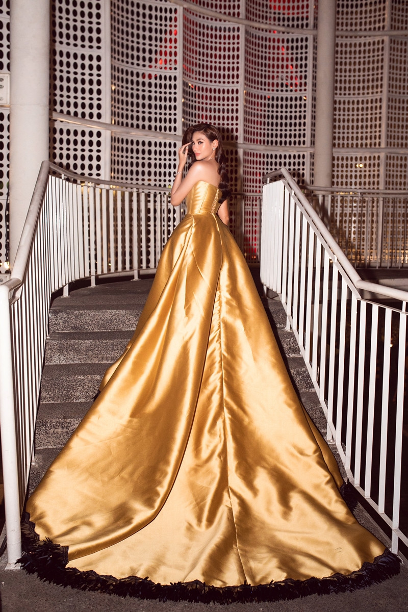 Võ Hoàng Yến tiết lộ chiếc váy “công chúa Belle” của cô được may trong thời gian siêu ngắn ảnh 5