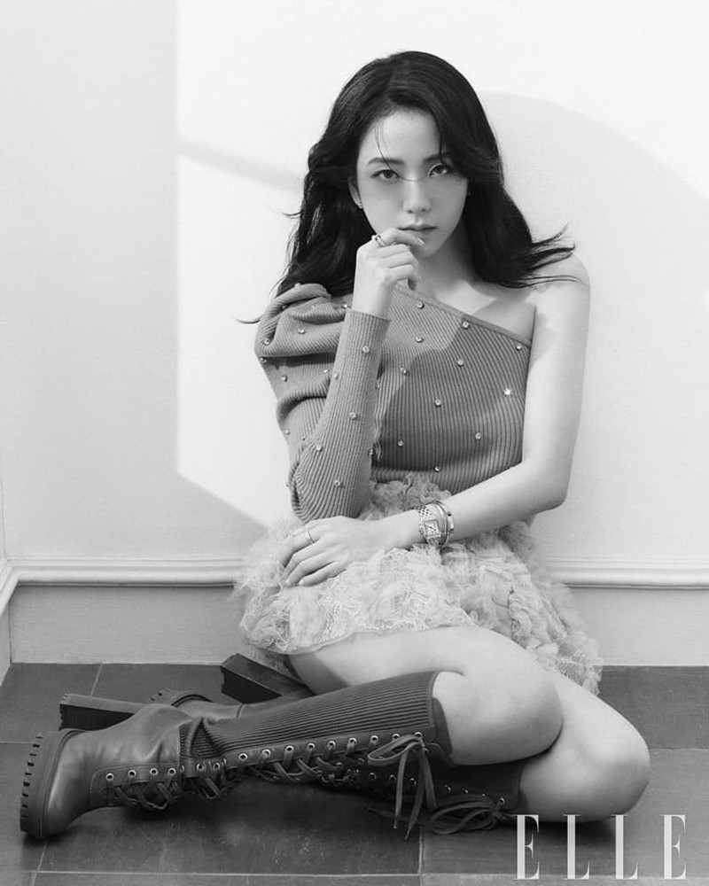 Mặc chiếc váy da bóng khó nhằn, Jisoo (BLACKPINK) “chặt đẹp” mẫu xịn của hãng ảnh 4