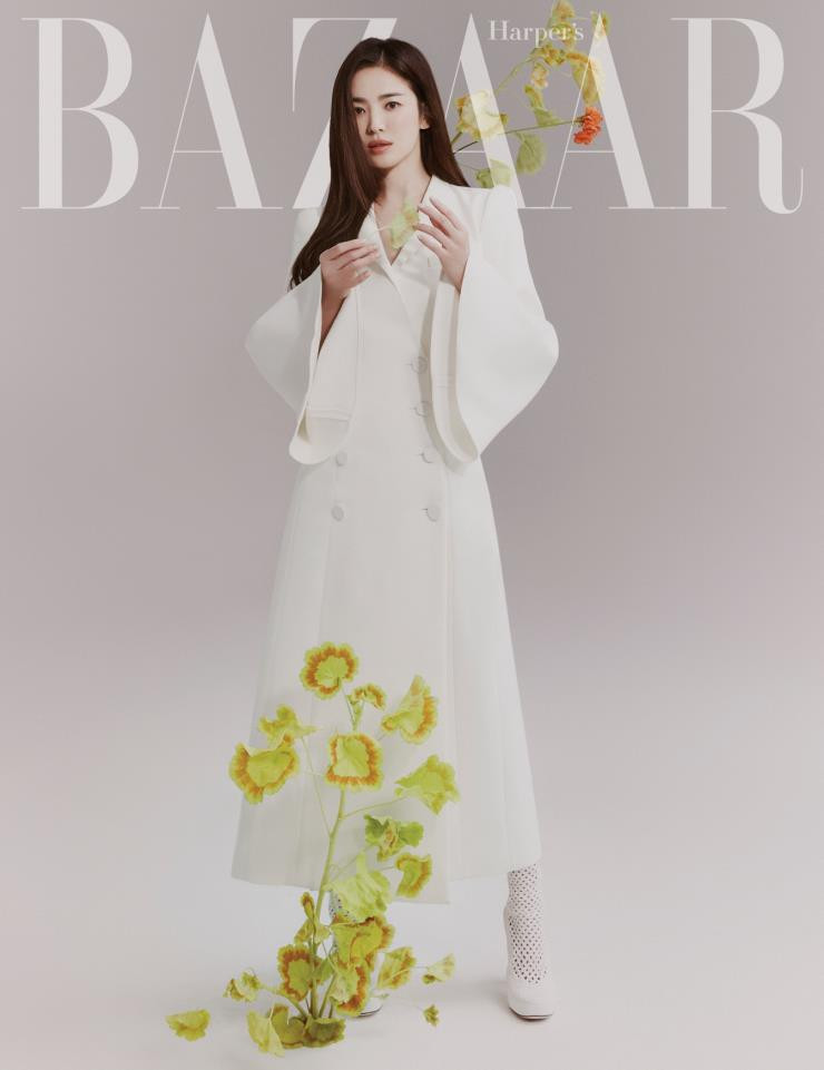 Song Hye Kyo chính thức trở thành đại sứ thương hiệu của FENDI, khoe bộ ảnh đẹp như “thiếu nữ mùa Xuân” ảnh 2