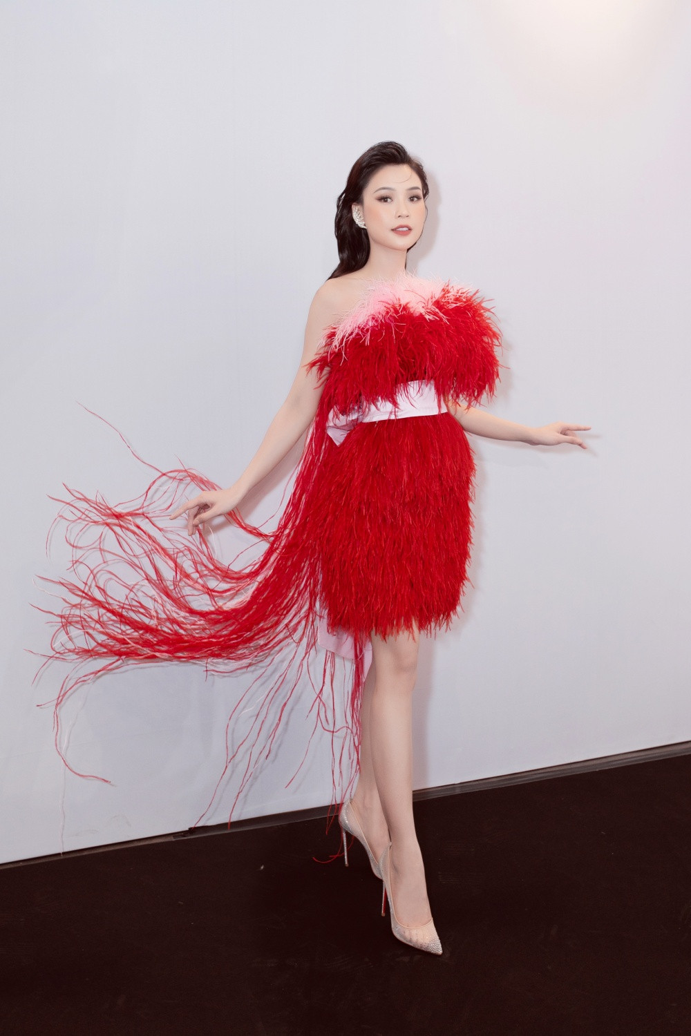 Sam khoe sắc vóc đỉnh cao trong mẫu thiết kế váy đính lông vũ cực kén dáng ảnh 5