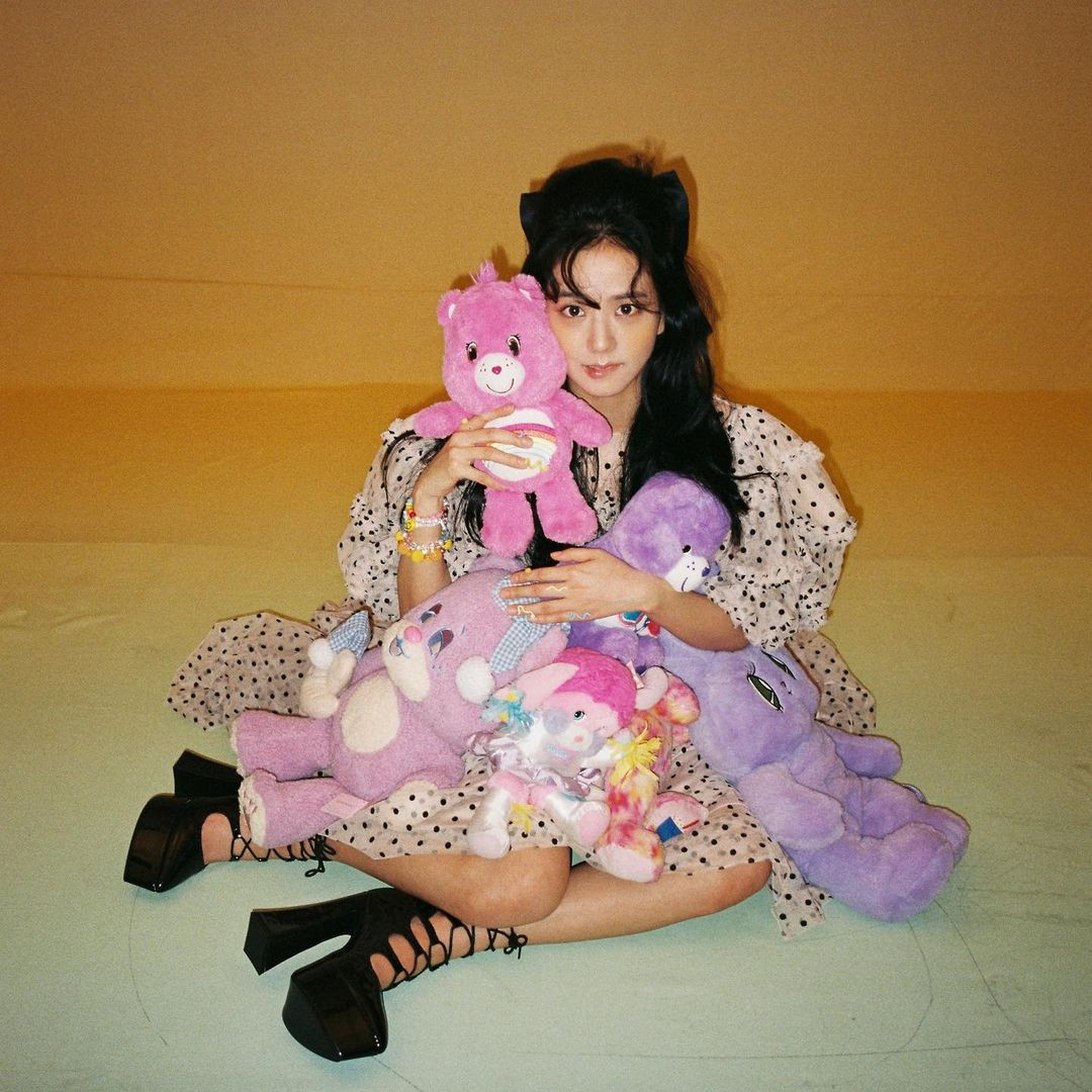 Jisoo BLACKPINK tung ảnh chào năm mới 2021 với phong cách búp bê, thông điệp siêu đơn giản ảnh 3