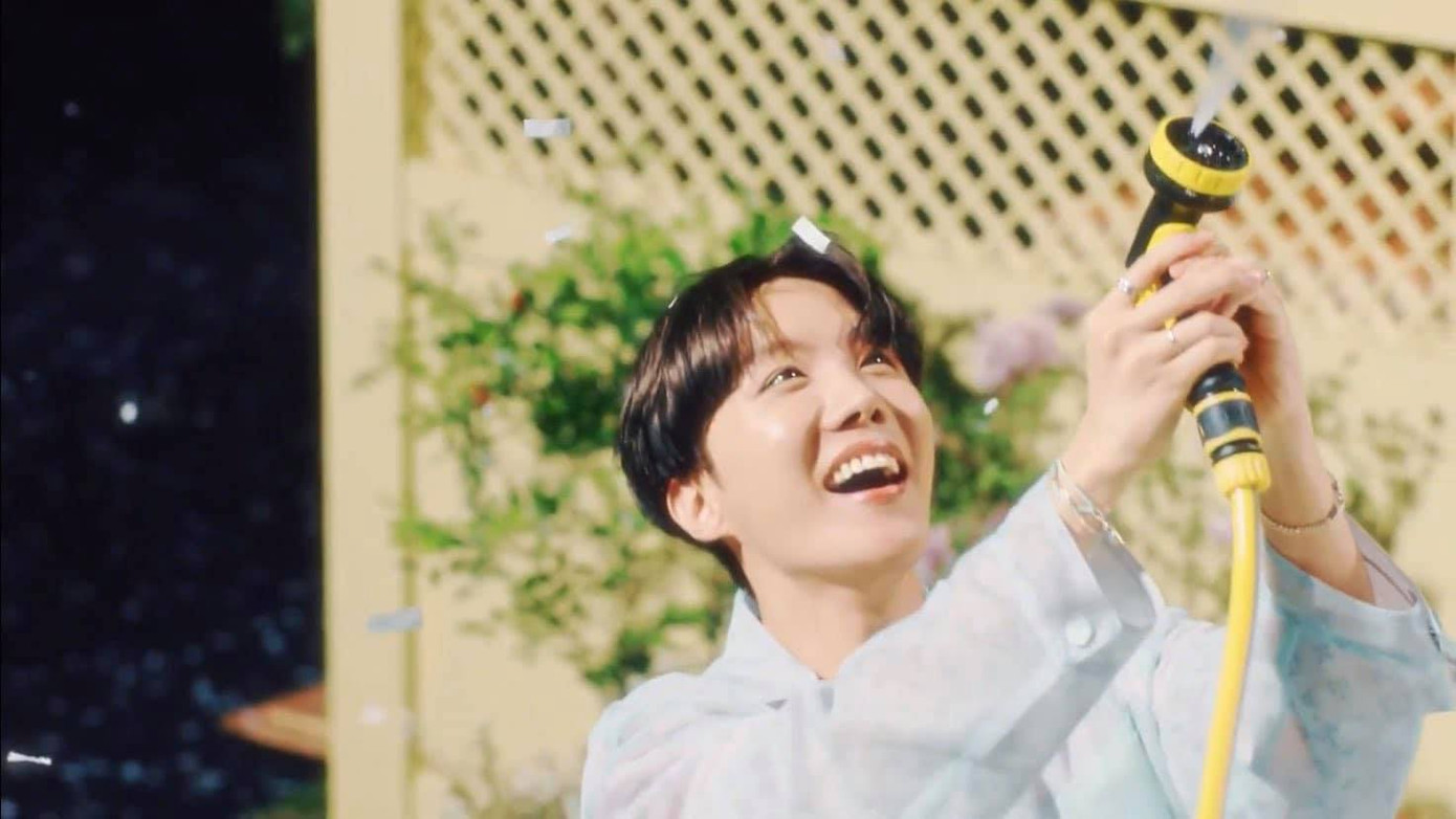 BTS ôn nhu dịu dàng đúng chuẩn “boyfriend” trong MV tiếng Nhật "Stay Gold" ảnh 12