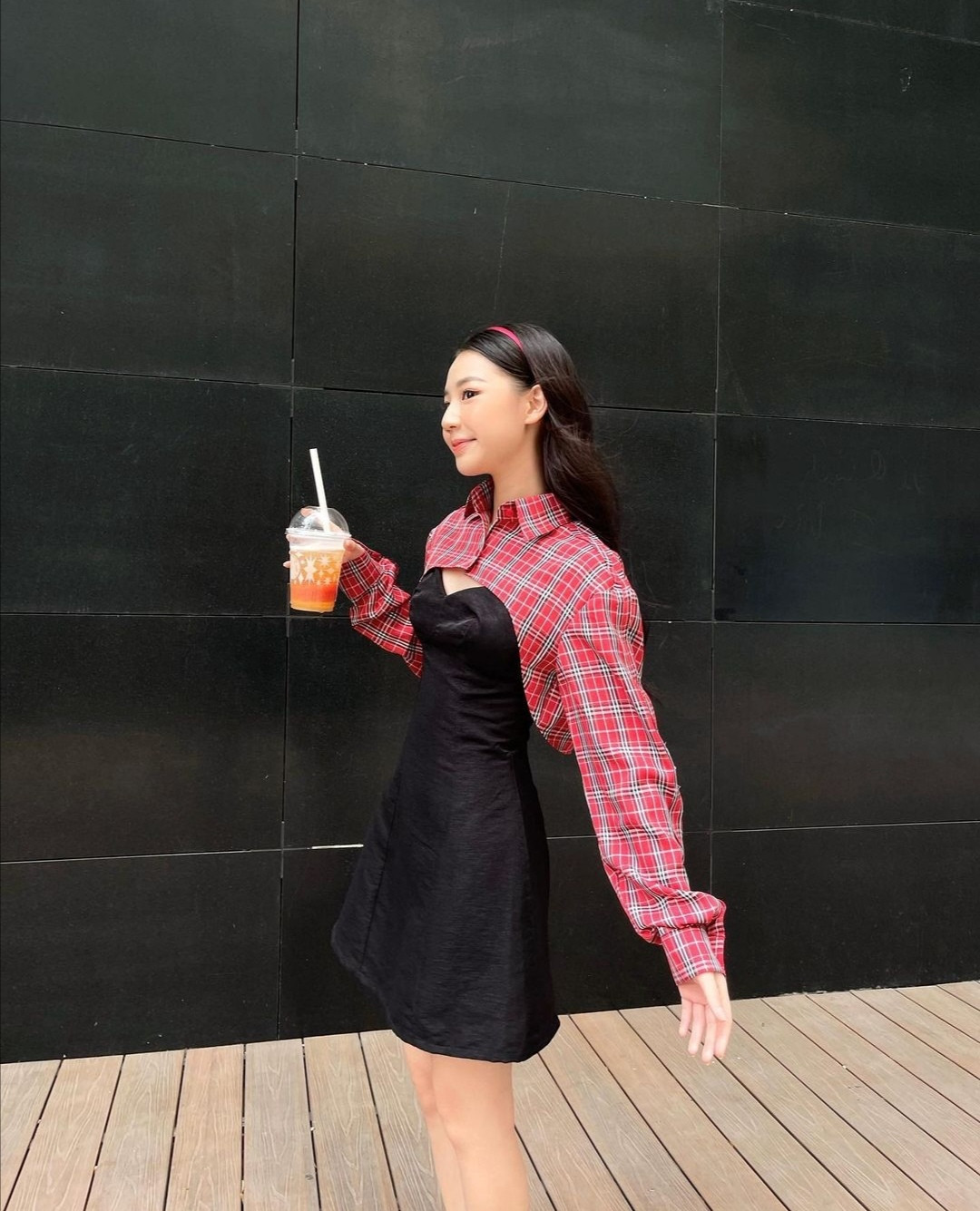 Thiều Bảo Trâm, Doãn Hải My, H’Hen Niê... đồng loạt chọn tông màu đỏ rực trong tuần đầu tiên của năm mới ảnh 8