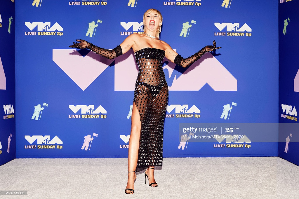 Dàn sao làm lố trên thảm đỏ VMAs 2020: Lady Gaga đội bể cá, The Weeknd bị đánh? ảnh 3