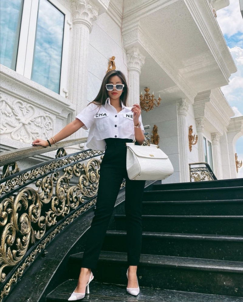 Ngắm gu thời trang siêu “hack dáng”, khoe sắc vóc rạng rỡ của “rich kid” Tiên Nguyễn ảnh 4