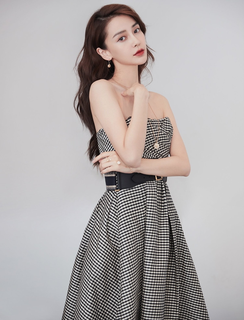 Đụng hàng với 2 đại sứ Dior, Song Hye Kyo được khen thần thái lấn át Jisoo và Angela Baby ảnh 4