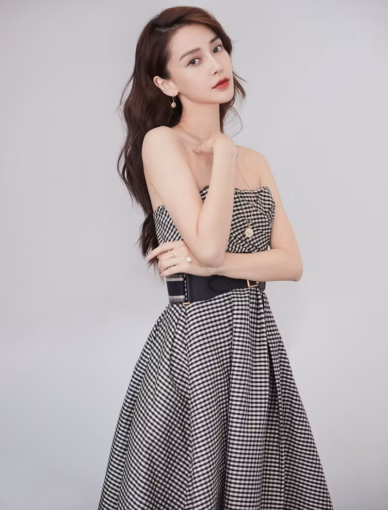 Đụng hàng với 2 đại sứ Dior, Song Hye Kyo được khen thần thái lấn át Jisoo và Angela Baby ảnh 4