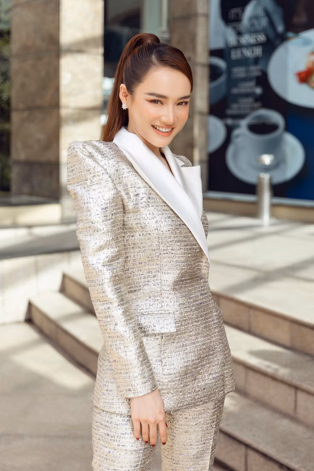 Đọ dáng trên thảm đỏ: Thúy Ngân xinh đẹp gợi cảm, Nhã Phương kín cổng cao tường ảnh 10