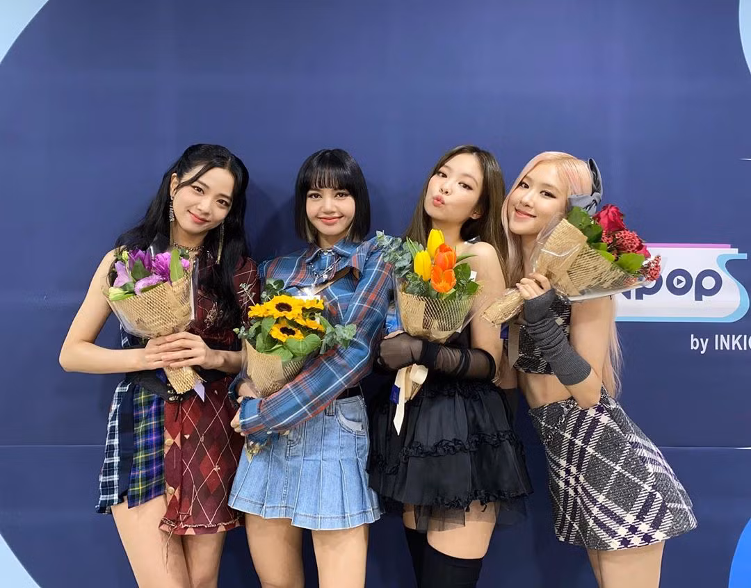 Netizen không hiểu vì sao stylist lại cho Jisoo mặc chiếc áo chắp vá te tua lên sân khấu ảnh 2