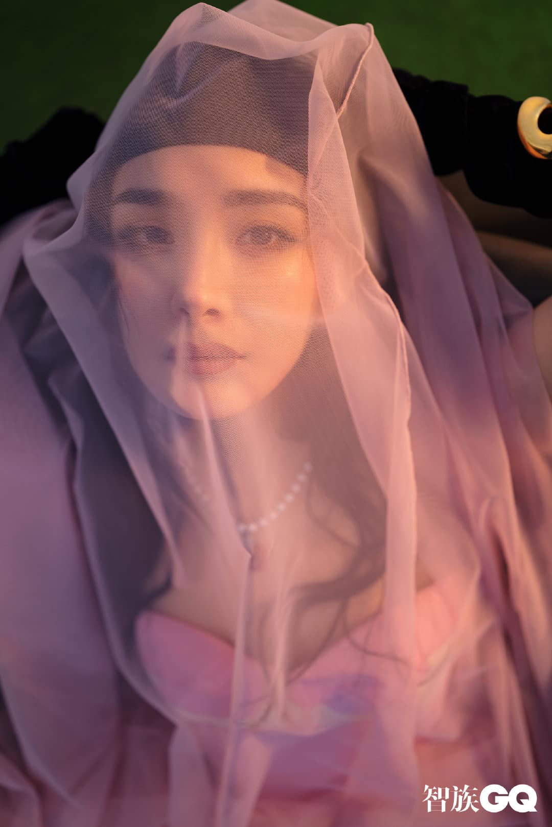 Dương Mịch được khen hết lời khi chọn phong cách “nổi loạn” đầy màu sắc trên bìa GQ ảnh 11