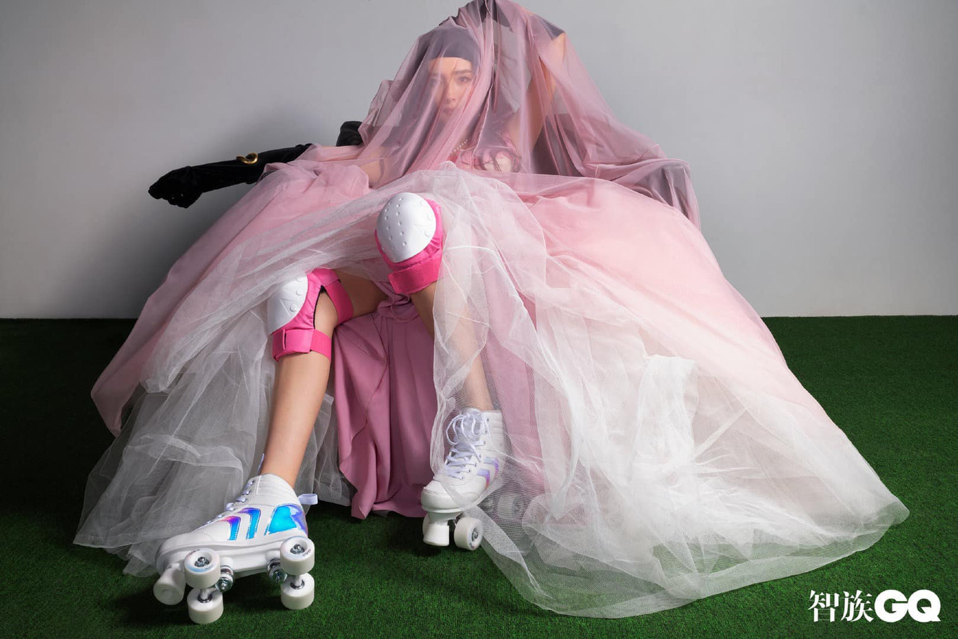 Dương Mịch được khen hết lời khi chọn phong cách “nổi loạn” đầy màu sắc trên bìa GQ ảnh 10