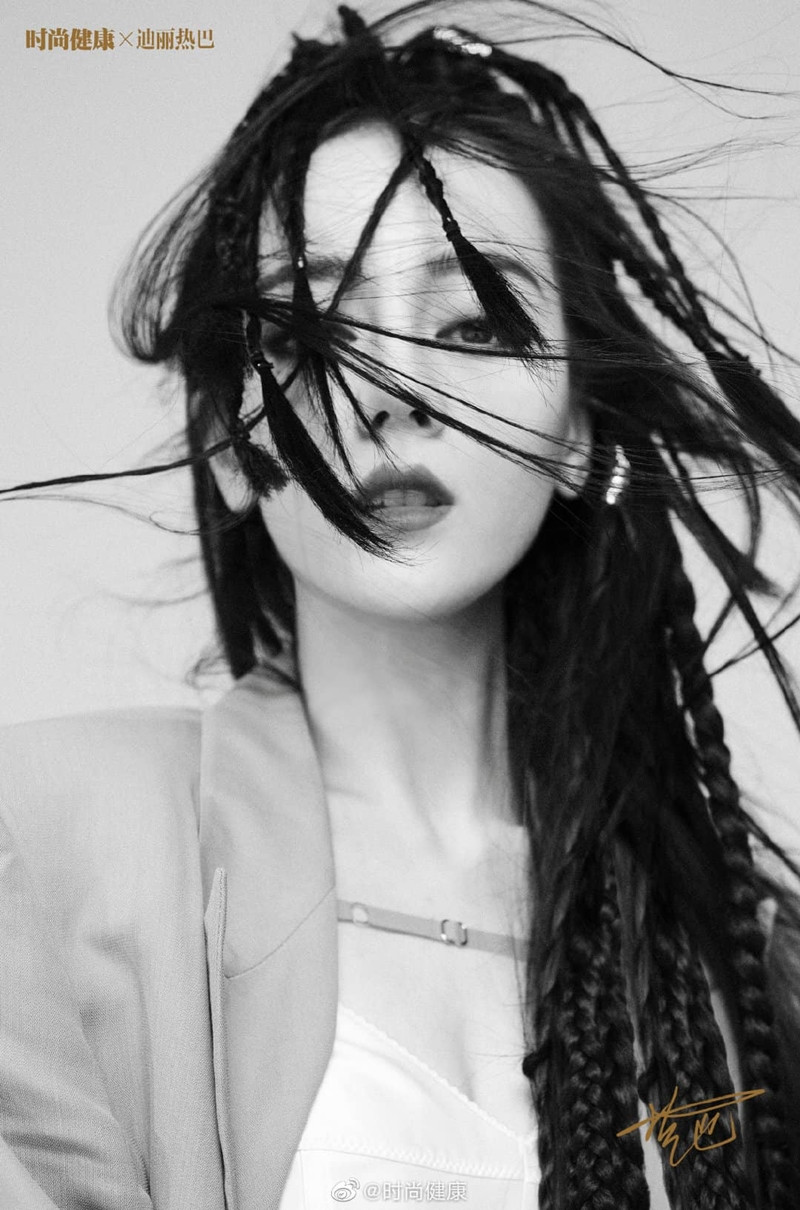 Địch Lệ Nhiệt Ba lên 2 bìa tạp chí với tạo hình đối lập, xém chút tưởng 2 người khác nhau ảnh 7