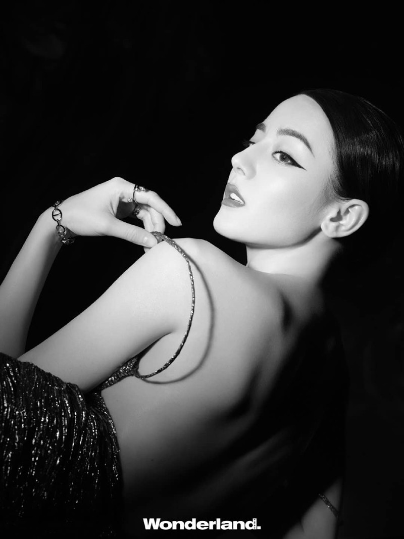 Địch Lệ Nhiệt Ba lên 2 bìa tạp chí với tạo hình đối lập, xém chút tưởng 2 người khác nhau ảnh 16