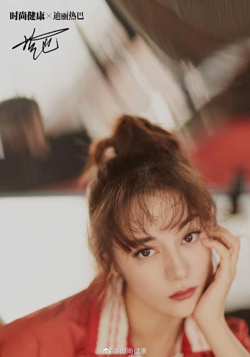 Địch Lệ Nhiệt Ba lên 2 bìa tạp chí với tạo hình đối lập, xém chút tưởng 2 người khác nhau ảnh 8