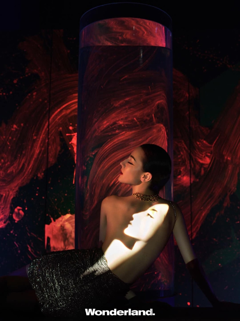 Địch Lệ Nhiệt Ba lên 2 bìa tạp chí với tạo hình đối lập, xém chút tưởng 2 người khác nhau ảnh 15