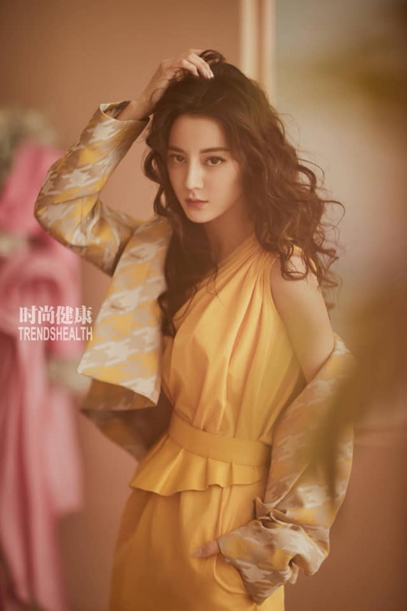 Địch Lệ Nhiệt Ba lên 2 bìa tạp chí với tạo hình đối lập, xém chút tưởng 2 người khác nhau ảnh 5