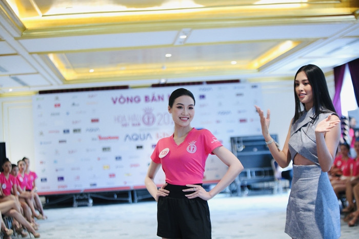 Tiểu Vy trang điểm tự nhiên, khoe trình catwalk cực đỉnh cùng Top 60 Hoa Hậu Việt Nam 2020 ảnh 3