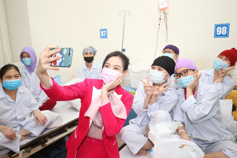 Soi trang phục Hoa hậu Đỗ Thị Hà trong các hoạt động nhân ái: Xinh đẹp nền nã, không có gì để chê ảnh 6