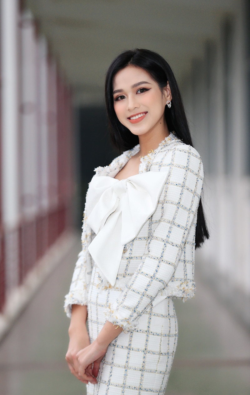 Soi trang phục Hoa hậu Đỗ Thị Hà trong các hoạt động nhân ái: Xinh đẹp nền nã, không có gì để chê ảnh 2