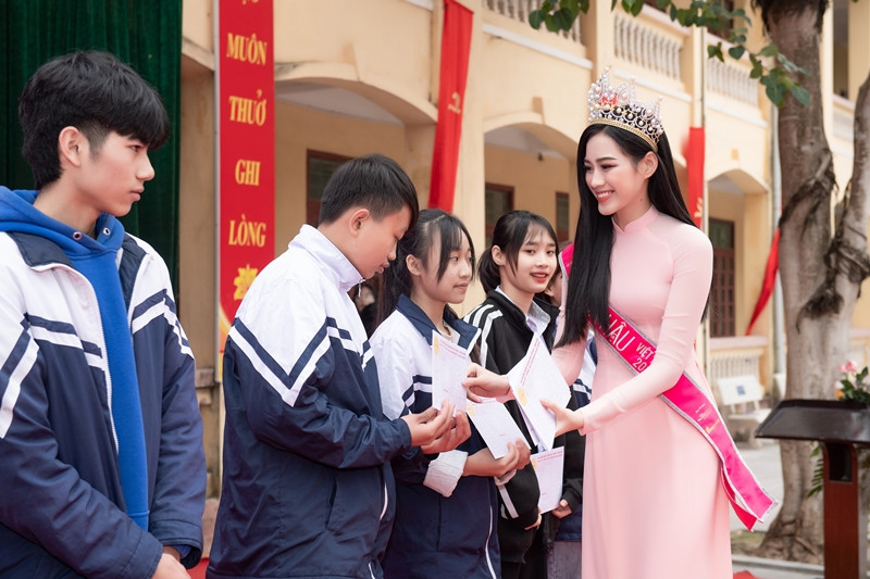 Soi trang phục Hoa hậu Đỗ Thị Hà trong các hoạt động nhân ái: Xinh đẹp nền nã, không có gì để chê ảnh 10