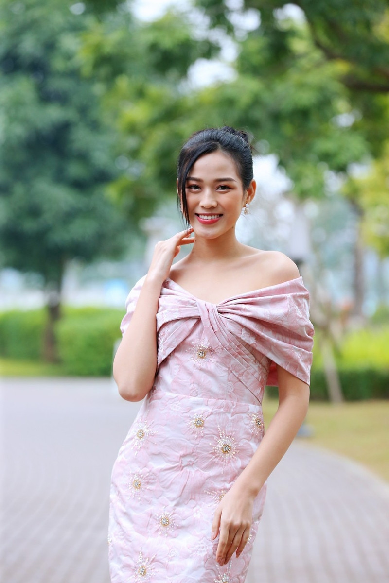 Soi trang phục Hoa hậu Đỗ Thị Hà trong các hoạt động nhân ái: Xinh đẹp nền nã, không có gì để chê ảnh 8