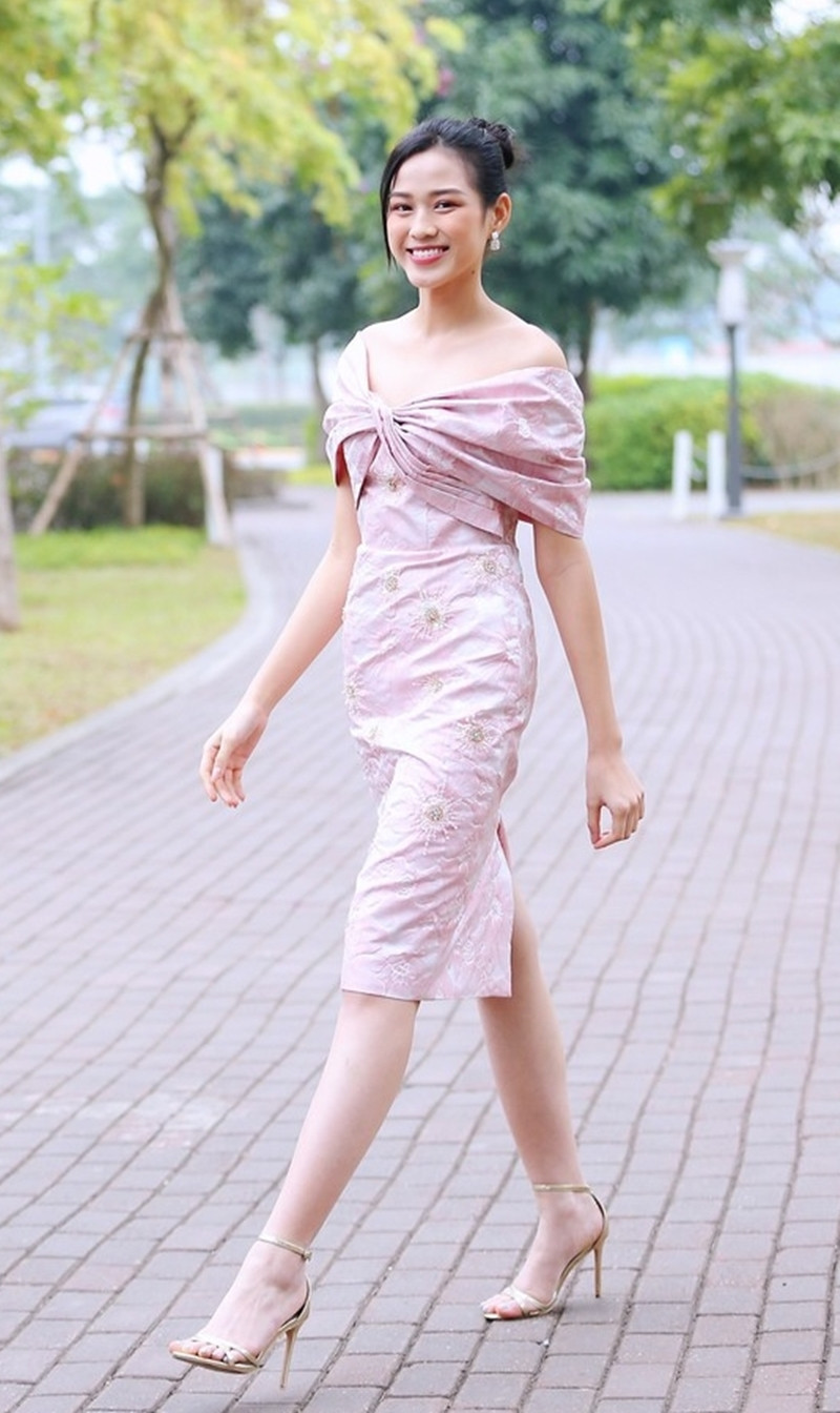 Soi trang phục Hoa hậu Đỗ Thị Hà trong các hoạt động nhân ái: Xinh đẹp nền nã, không có gì để chê ảnh 7