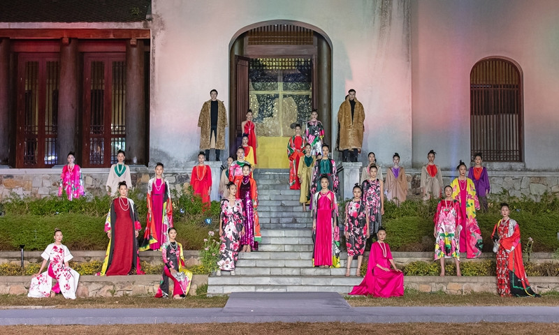 Hoa hậu Đỗ Thị Hà, Lương Thùy Linh mặc áo yếm, tự tin catwalk giữa thời tiết dưới 10 độ ảnh 1