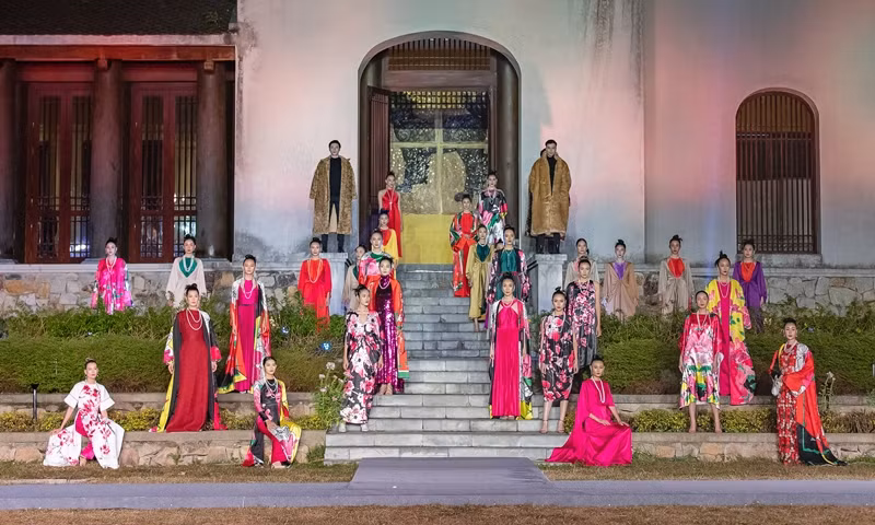 Hoa hậu Đỗ Thị Hà, Lương Thùy Linh mặc áo yếm, tự tin catwalk giữa thời tiết dưới 10 độ ảnh 1