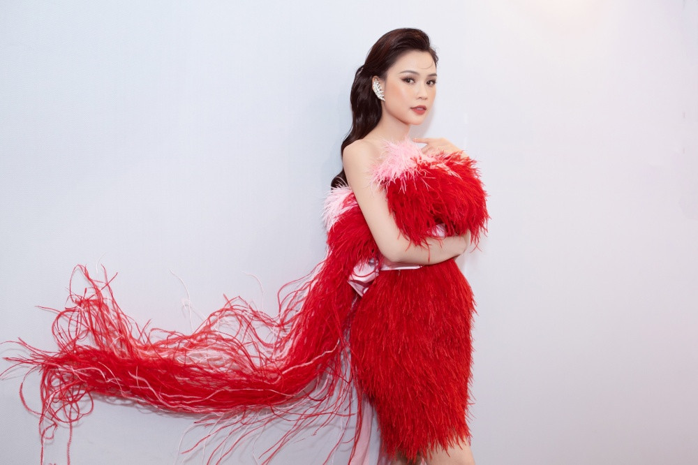 Sam khoe sắc vóc đỉnh cao trong mẫu thiết kế váy đính lông vũ cực kén dáng ảnh 3