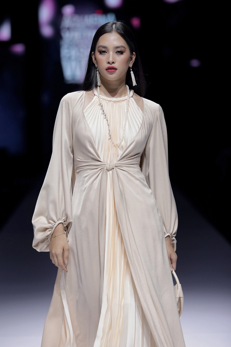 Hoa hậu Tiểu Vy và Hương Giang hóa thân thành “ả đào”, ai thướt tha dịu dàng hơn? ảnh 2