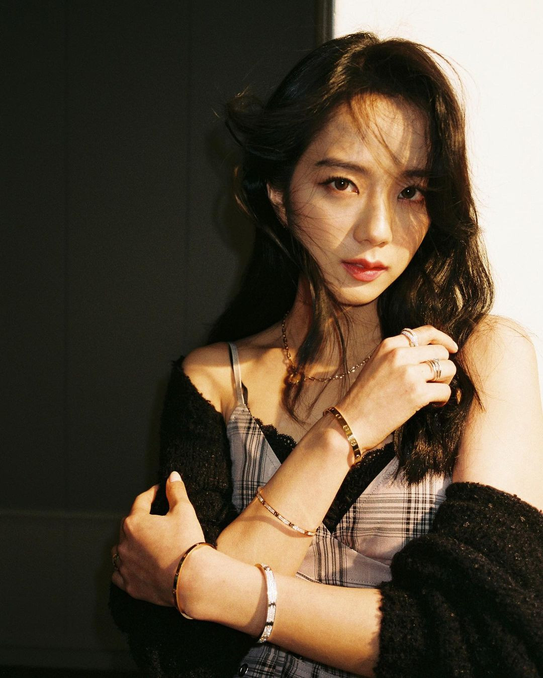 Stylist của BLACKPINK lại được khen hết lời vì mix đồ cho Jisoo đẹp hơn hẳn bản gốc ảnh 2