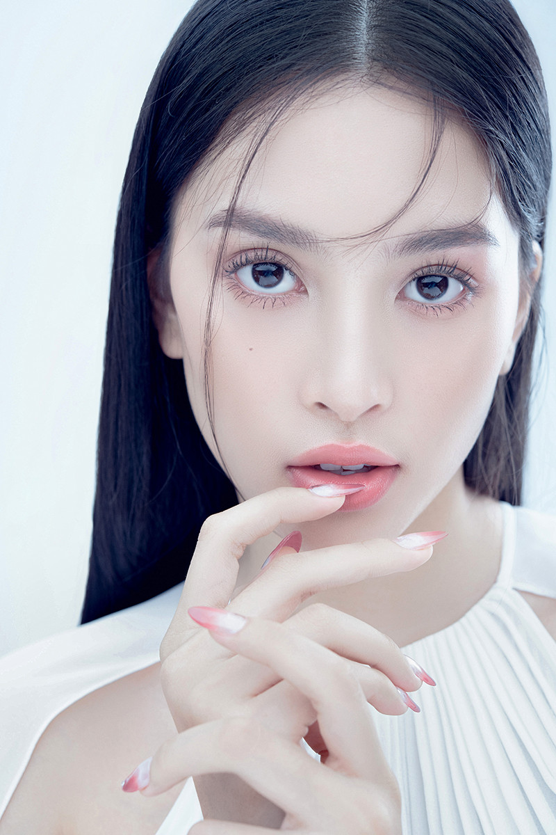 Hoa hậu Tiểu Vy đón tuổi mới bằng bộ ảnh trong veo khoe vẻ xinh đẹp “gây thương nhớ“ ảnh 8