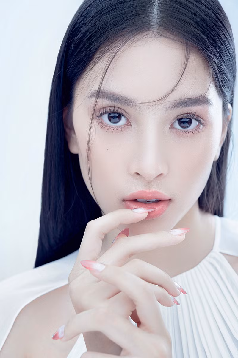 Hoa hậu Tiểu Vy đón tuổi mới bằng bộ ảnh trong veo khoe vẻ xinh đẹp “gây thương nhớ“ ảnh 8
