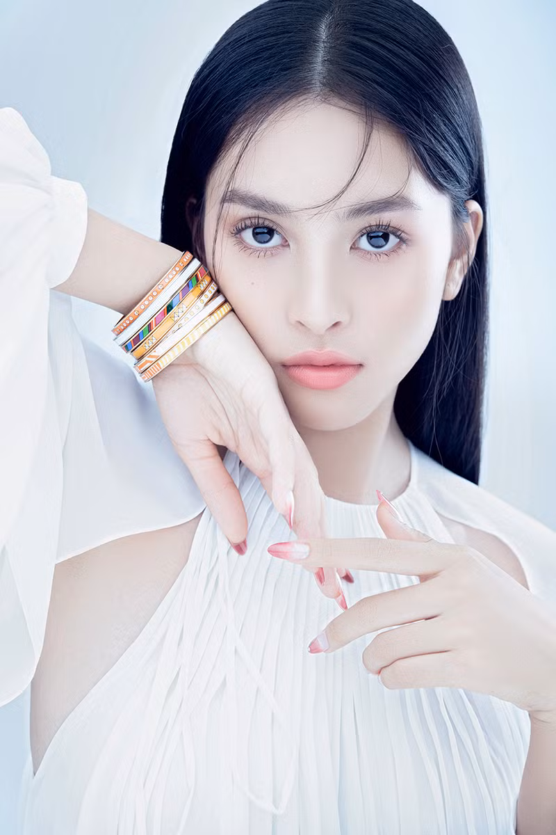 Hoa hậu Tiểu Vy đón tuổi mới bằng bộ ảnh trong veo khoe vẻ xinh đẹp “gây thương nhớ“ ảnh 3