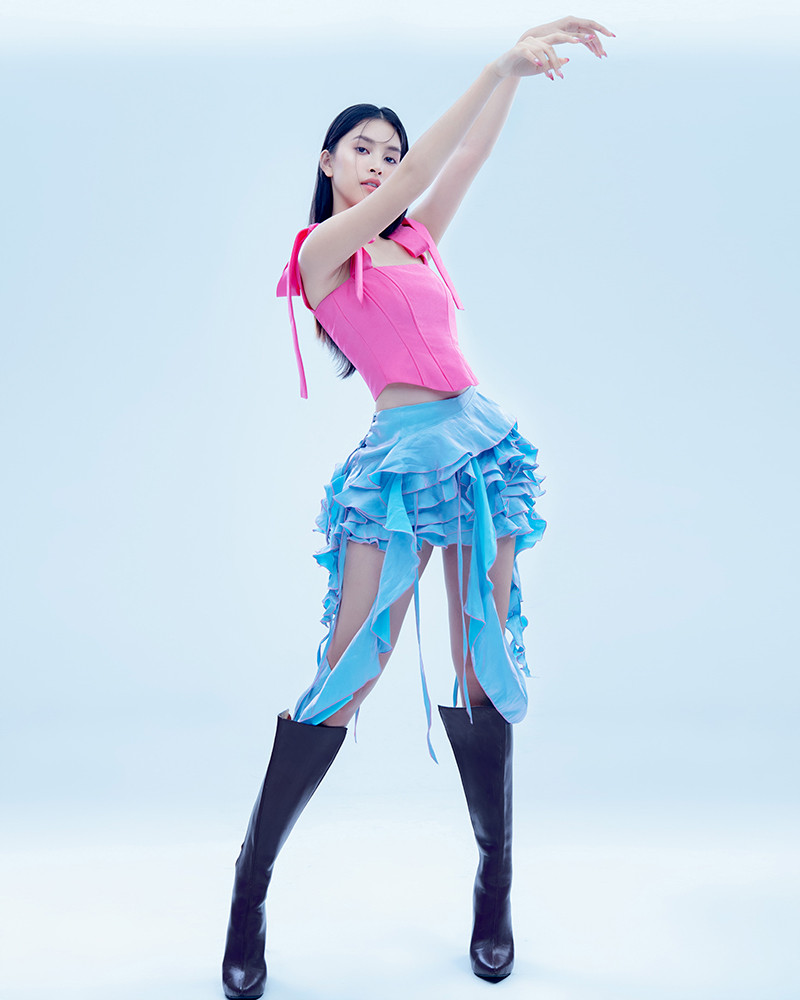 Hoa hậu Tiểu Vy đón tuổi mới bằng bộ ảnh trong veo khoe vẻ xinh đẹp “gây thương nhớ“ ảnh 2