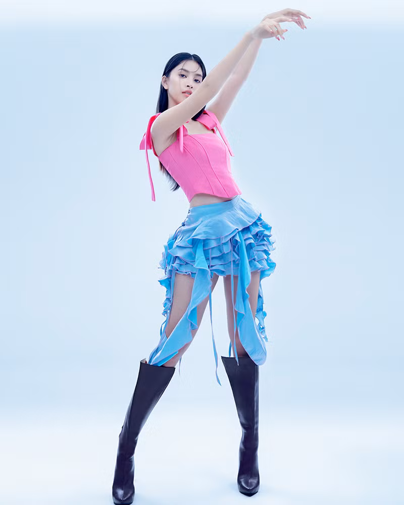Hoa hậu Tiểu Vy đón tuổi mới bằng bộ ảnh trong veo khoe vẻ xinh đẹp “gây thương nhớ“ ảnh 2
