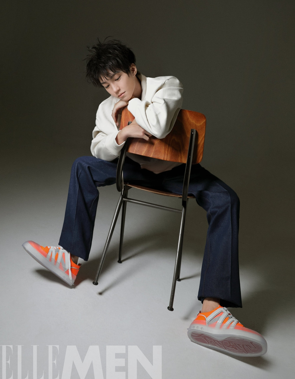 Vương Tuấn Khải là đại diện thương hiệu đầu tiên của đế chế giày đế đỏ Christian Louboutin ảnh 4