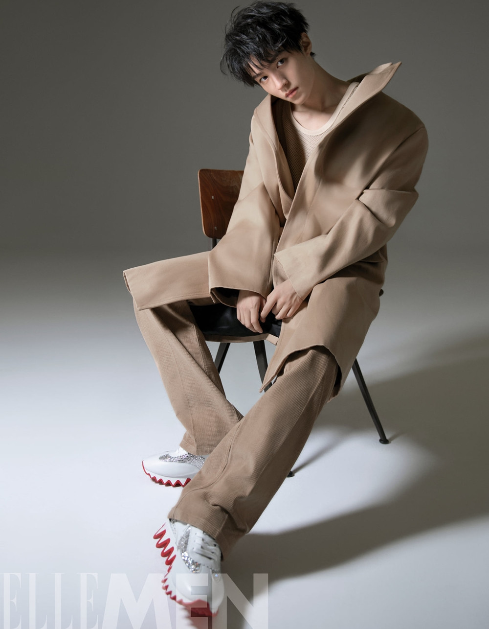 Vương Tuấn Khải là đại diện thương hiệu đầu tiên của đế chế giày đế đỏ Christian Louboutin ảnh 5