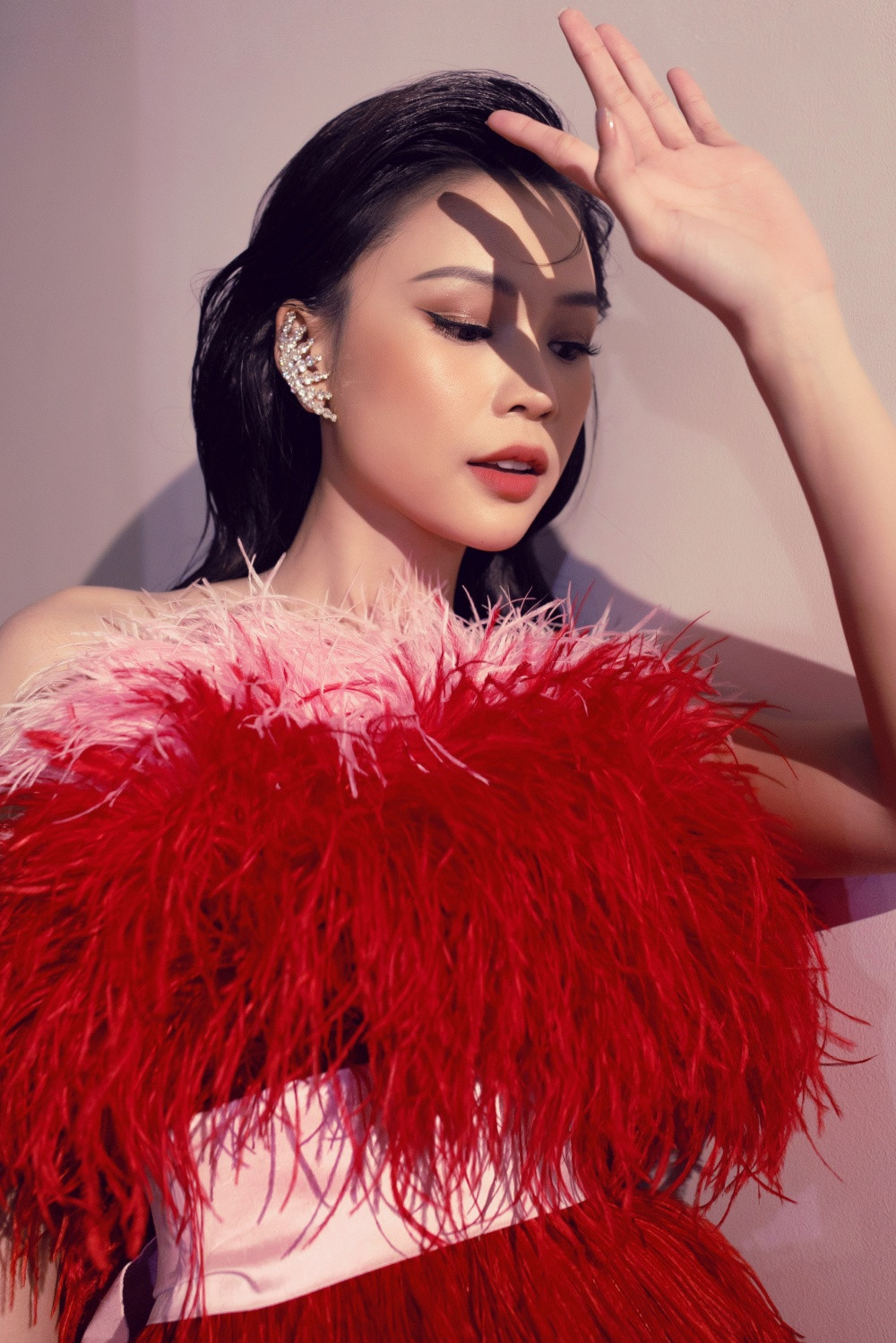 Sam khoe sắc vóc đỉnh cao trong mẫu thiết kế váy đính lông vũ cực kén dáng ảnh 4