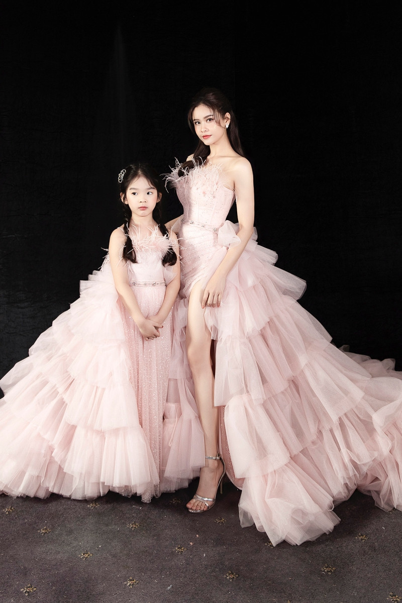 Trương Quỳnh Anh diện đầm hồng công chúa ngọt ngào, làm vedette trong show thời trang ảnh 4