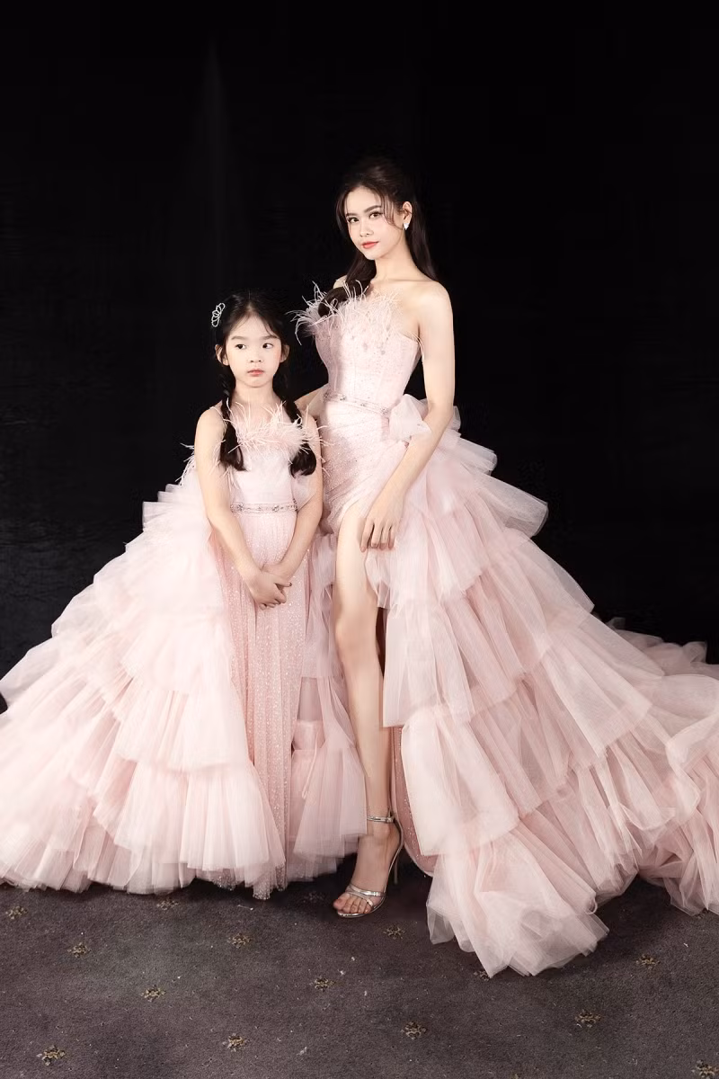 Trương Quỳnh Anh diện đầm hồng công chúa ngọt ngào, làm vedette trong show thời trang ảnh 4